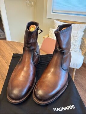 Magnanni Leather Lyon Chelsea Boot
